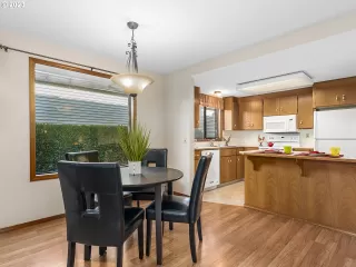 Photo #6: 23289825 Listing