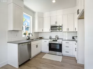 Photo #4: 23291109 Listing