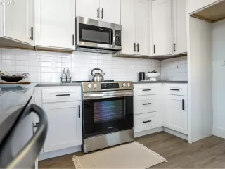 Photo #5: 23291109 Listing