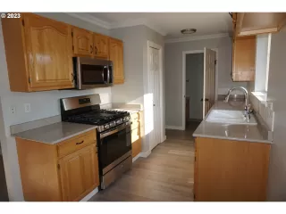 Photo #5: 23292290 Listing