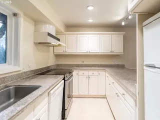 Photo #6: 23296977 Listing