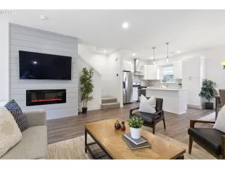 Photo #5: 23298333 Listing