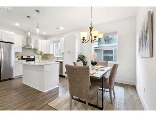 Photo #6: 23298333 Listing