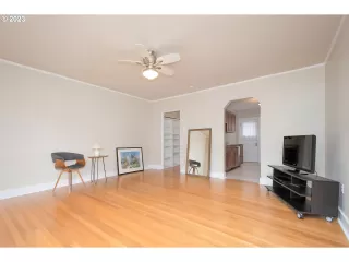 Photo #4: 23298715 Listing