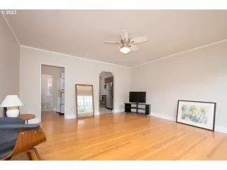 Photo #5: 23298715 Listing