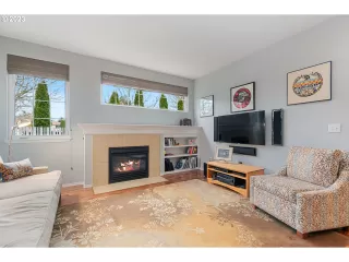 Photo #5: 23300113 Listing