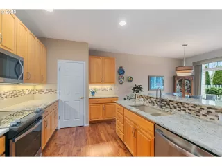 Photo #6: 23300113 Listing