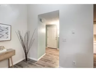 Photo #4: 23303231 Listing