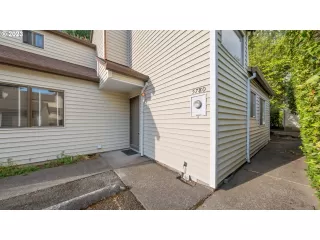 Photo #3: 23303258 Listing