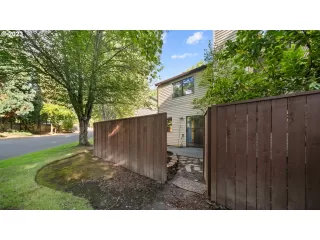 Photo #5: 23303258 Listing