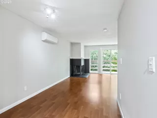 Photo #3: 23304218 Listing