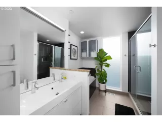 Photo #5: 23304695 Listing