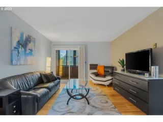 Photo #3: 23304923 Listing