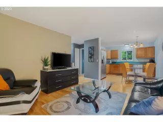 Photo #4: 23304923 Listing