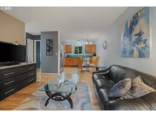 Photo #5: 23304923 Listing