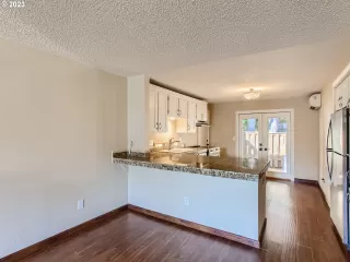 Photo #5: 23313110 Listing