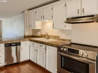 Photo #6: 23313110 Listing