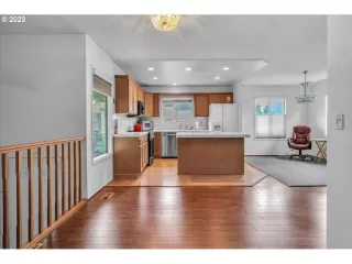 Photo #5: 23316963 Listing