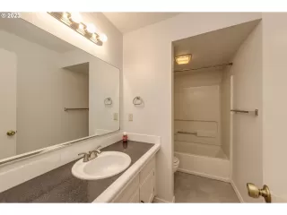 Photo #5: 23317569 Listing