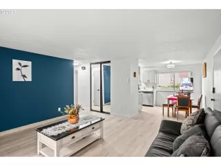 Photo #4: 23318819 Listing