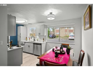 Photo #6: 23318819 Listing