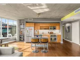 Photo #5: 23319908 Listing