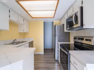 Photo #6: 23324532 Listing