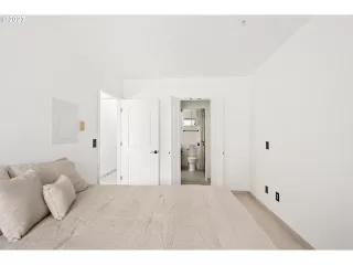 Photo #6: 23328644 Listing