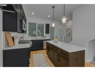 Photo #3: 23332604 Listing