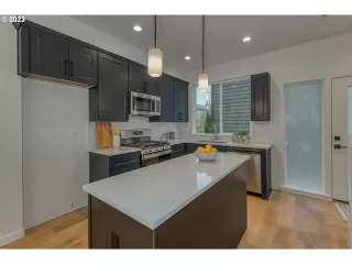 Photo #4: 23332604 Listing