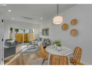 Photo #5: 23332604 Listing