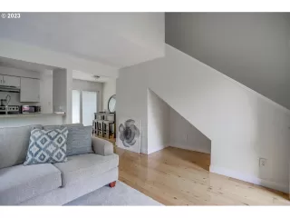 Photo #5: 23333186 Listing