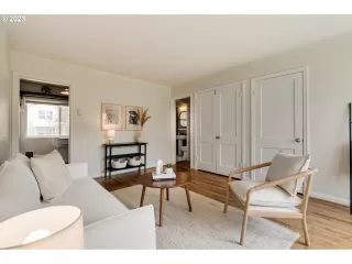 Photo #5: 23335980 Listing