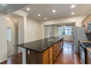Photo #4: 23337649 Listing