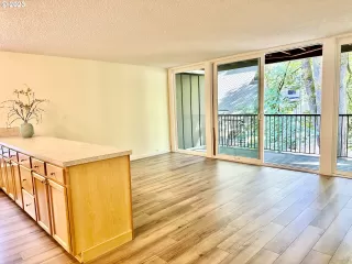 Photo #6: 23340529 Listing