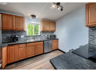 Photo #4: 23340552 Listing