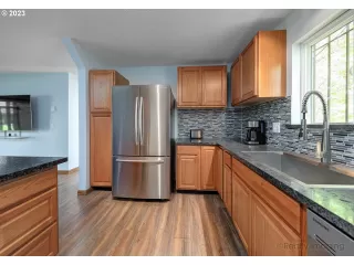 Photo #5: 23340552 Listing