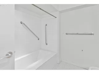 Photo #4: 23342702 Listing