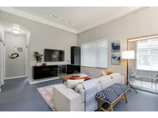 Photo #3: 23342779 Listing