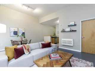 Photo #4: 23342779 Listing