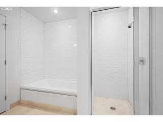 Photo #5: 23351378 Listing 