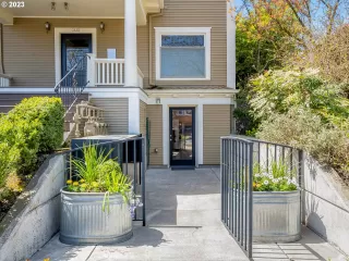 Photo #4: 23352399 Listing