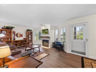 Photo #4: 23353376 Listing