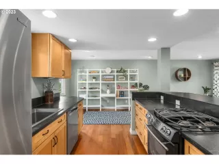 Photo #6: 23355342 Listing