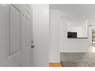 Photo #2: 23356358 Listing