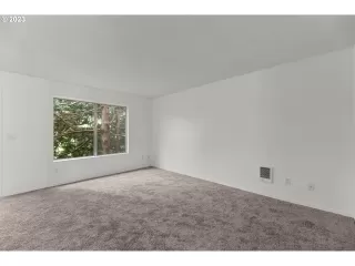 Photo #4: 23356358 Listing