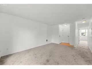 Photo #5: 23356358 Listing