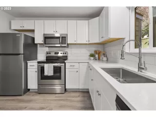 Photo #5: 23356467 Listing