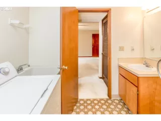 Photo #4: 23358247 Listing