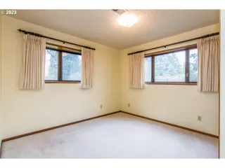 Photo #5: 23358247 Listing